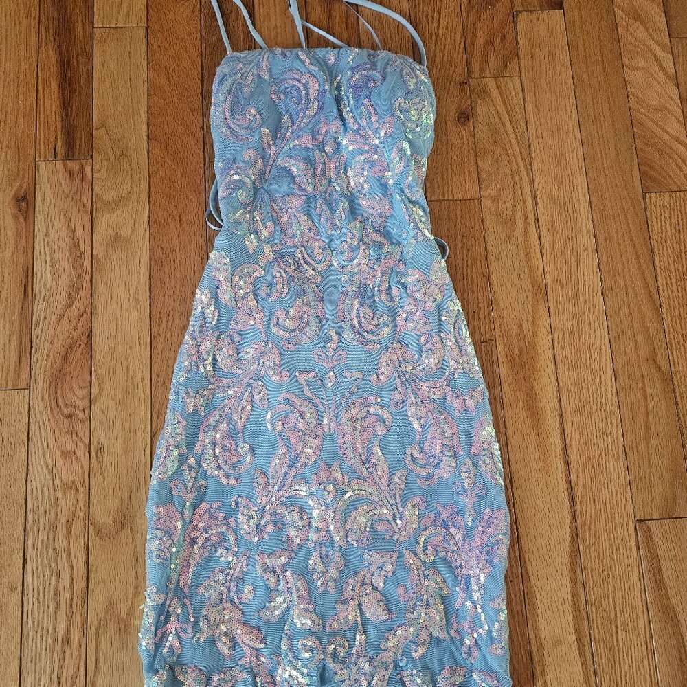 Windsor homecoming dress, only worn 1 time, light blue/light pink, size S